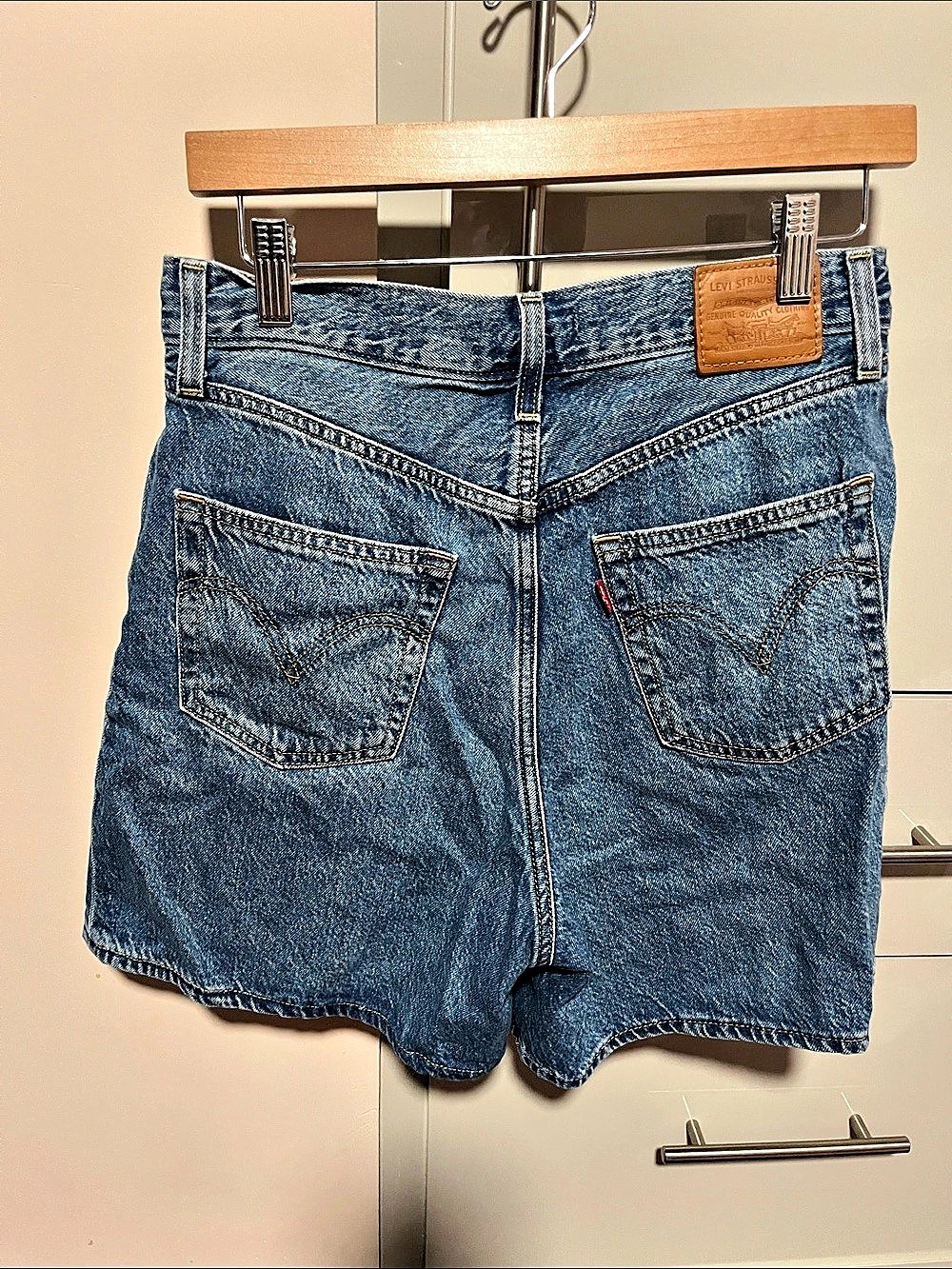 Levi's Ribcage Shorts Denim Jean Shorts Waist 28 Like New - Picture 2 of 10